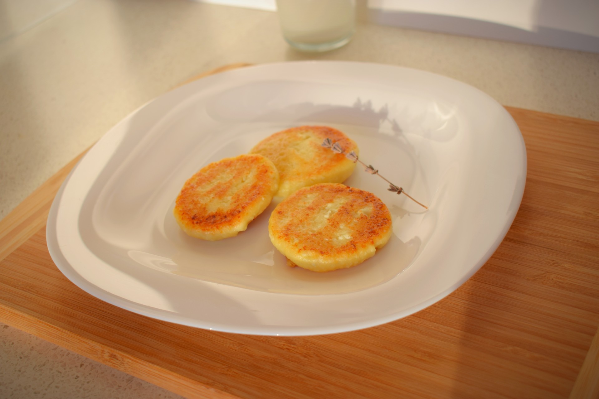 Easy Cottage Cheese Pancakes (Traditional Moldavian “Brânzoaice”)