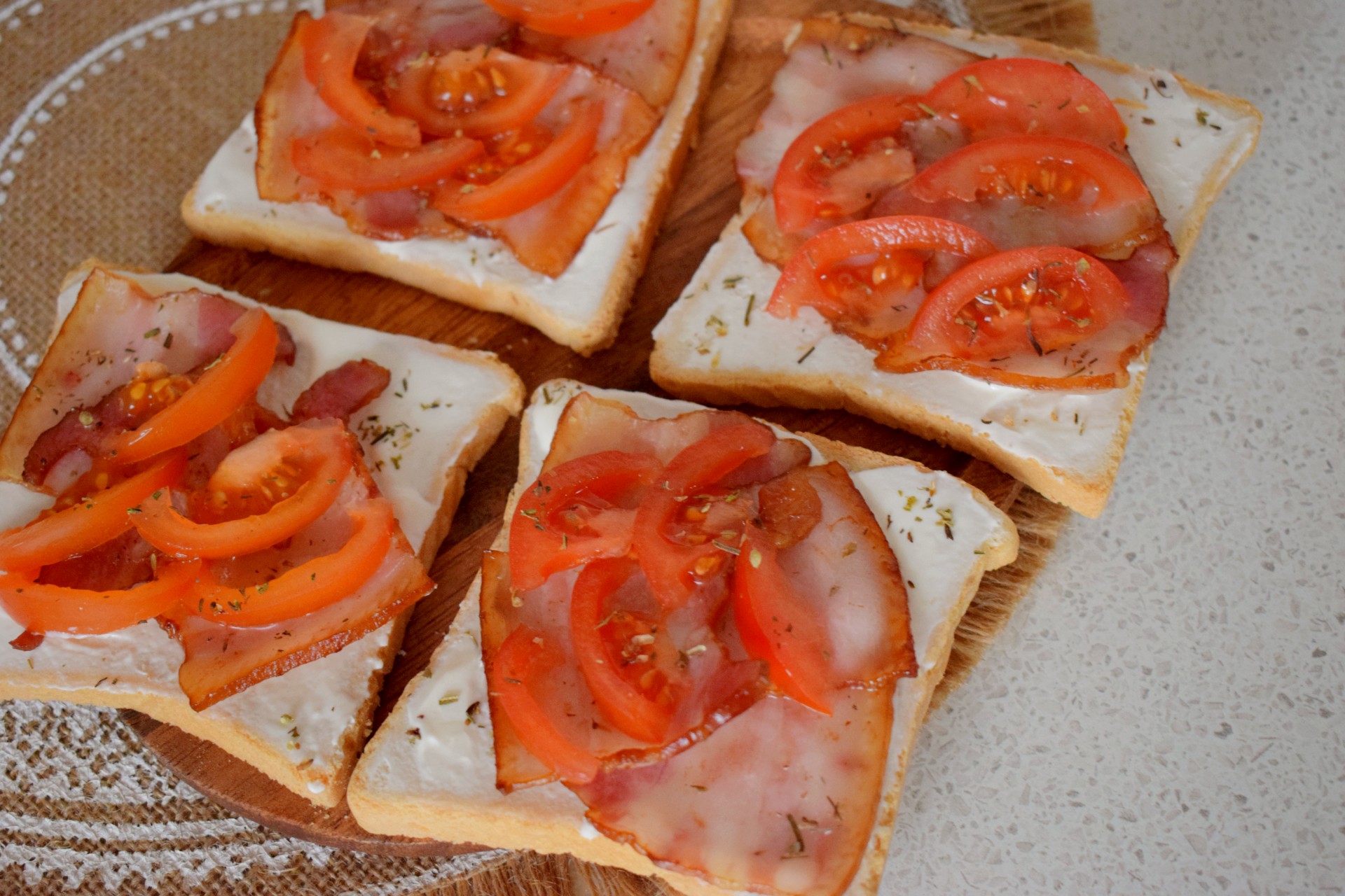 Cream Cheese Bacon Sandwich with Fresh Tomatoes in 10 minutes!